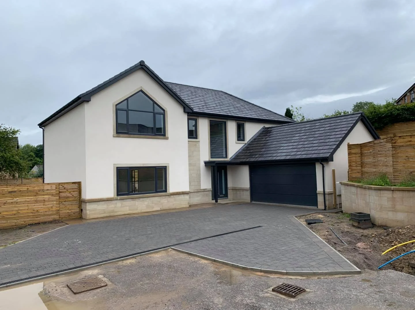Gabled frontage & driveway